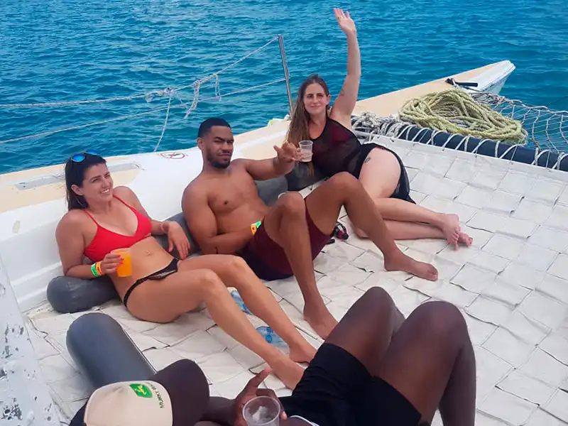 Make the most of your experience aboard a half day private catamaran tour with open bar included, on your way to visit Isla Mujeres