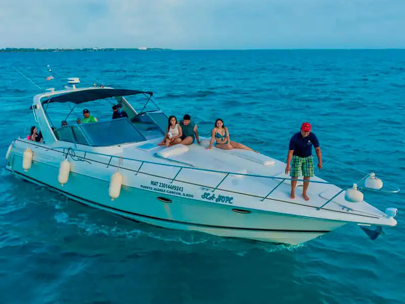Boat ride through the Caribbean sea with turquoise waters / Yacht in Cancun 15 Passengers