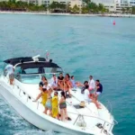 Private yacht / Sea Ray 45ft 15 Passengers: Cockpit with shade and a big space at the front of the yacht